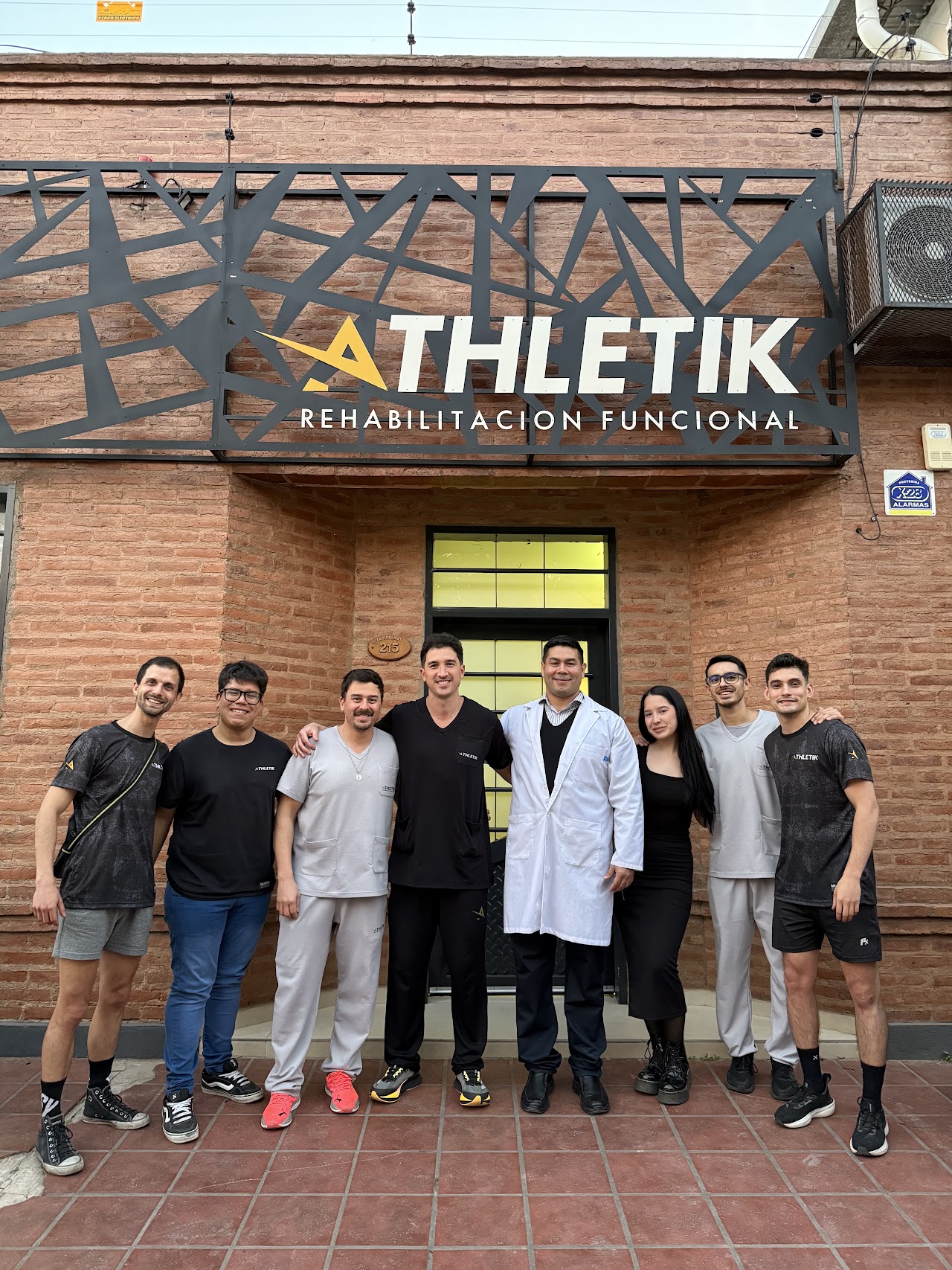 Fachada exterior y recepción de Athletik Rehabilitación Funcional en Resistencia Chaco