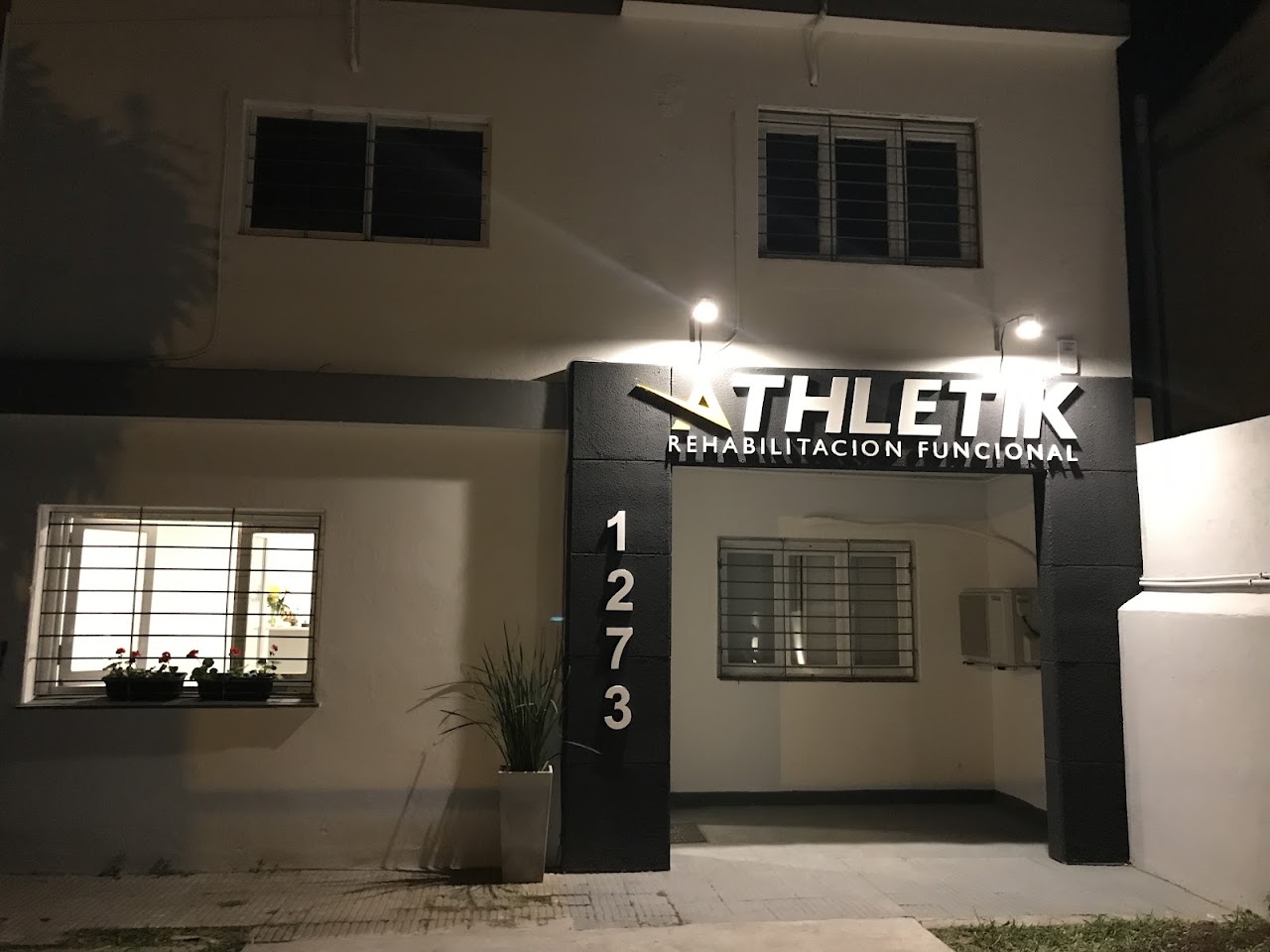 Fachada exterior luminosa y acceso a Athletik Rehabilitación Funcional en Las Palmas 215